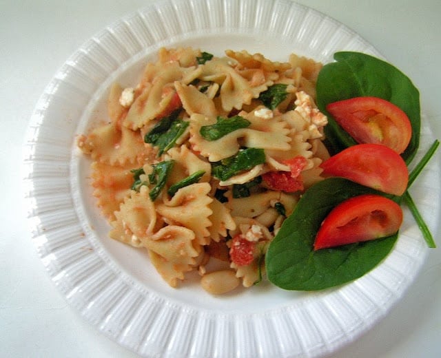 Spinach feta pasta is a great vegetarian dish packed with flavor and protein. With white beans, diced tomatoes, spinach, and feta cheese in every bite, you’ll love this perfect summertime meal.