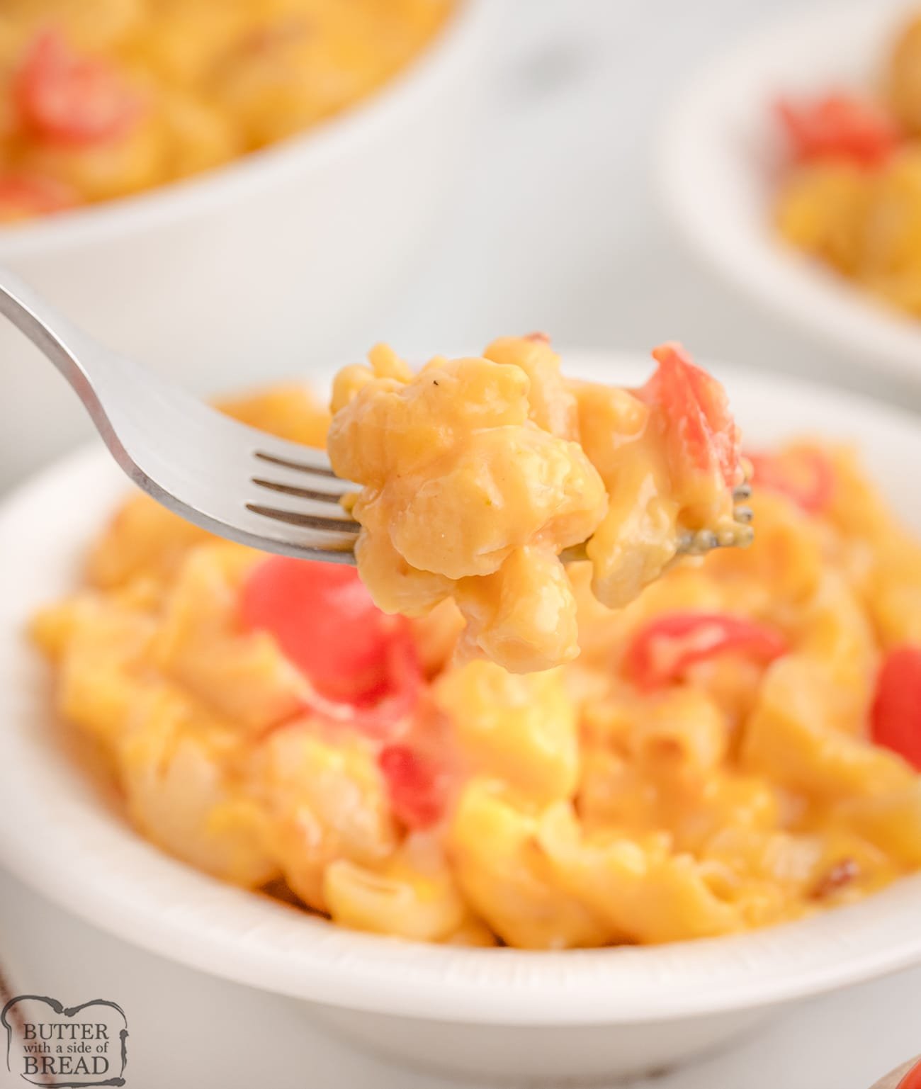 bite of mac & cheese with bacon and tomatoes