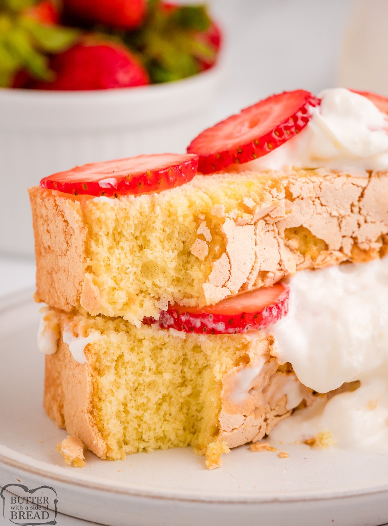 sponge cake with strawberries and cream