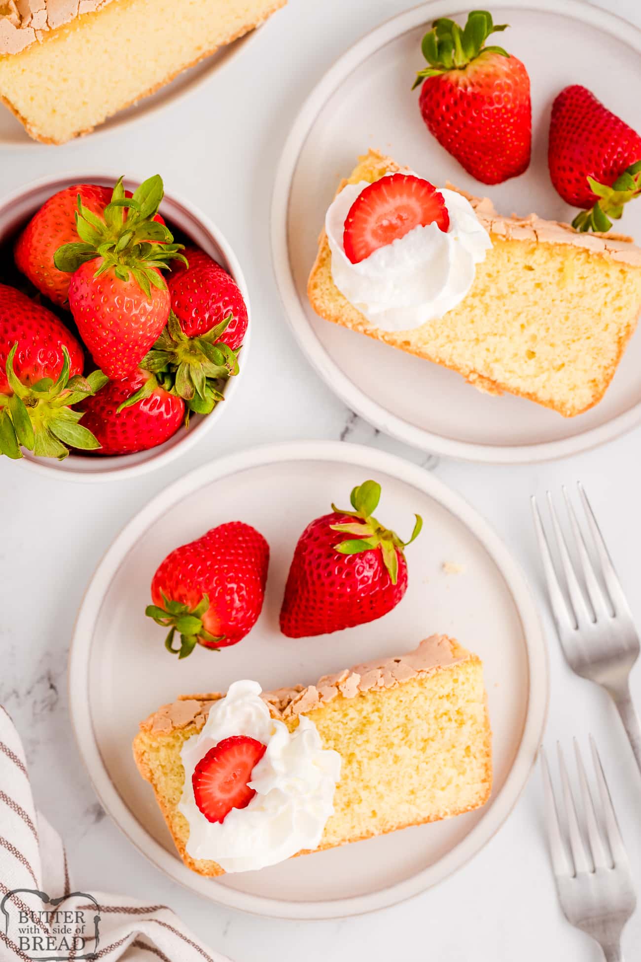 vanilla sponge cake with strawberries