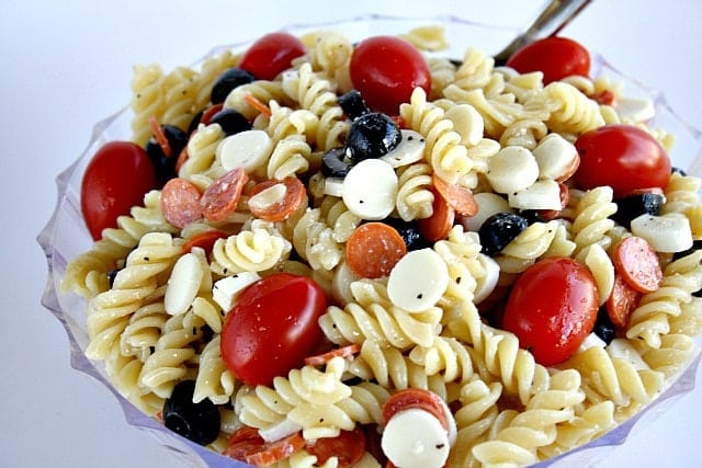 Pizza Pasta Salad is easy and is so perfect for a spring or summer party! The ingredients make an incredible flavor that everyone will enjoy!