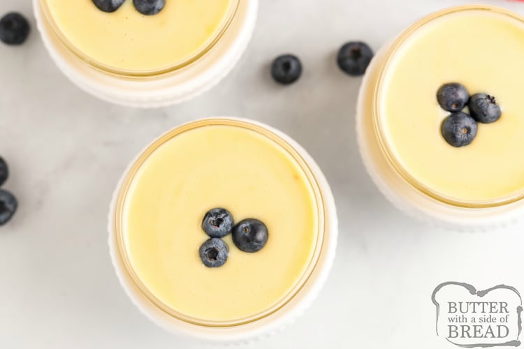 Vanilla pudding with blueberries