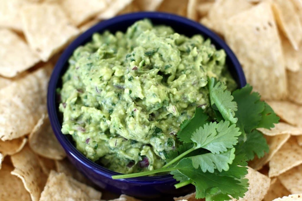 ROASTED GARLIC GUACAMOLE #CreateWithCrisp - Butter with a Side of Bread