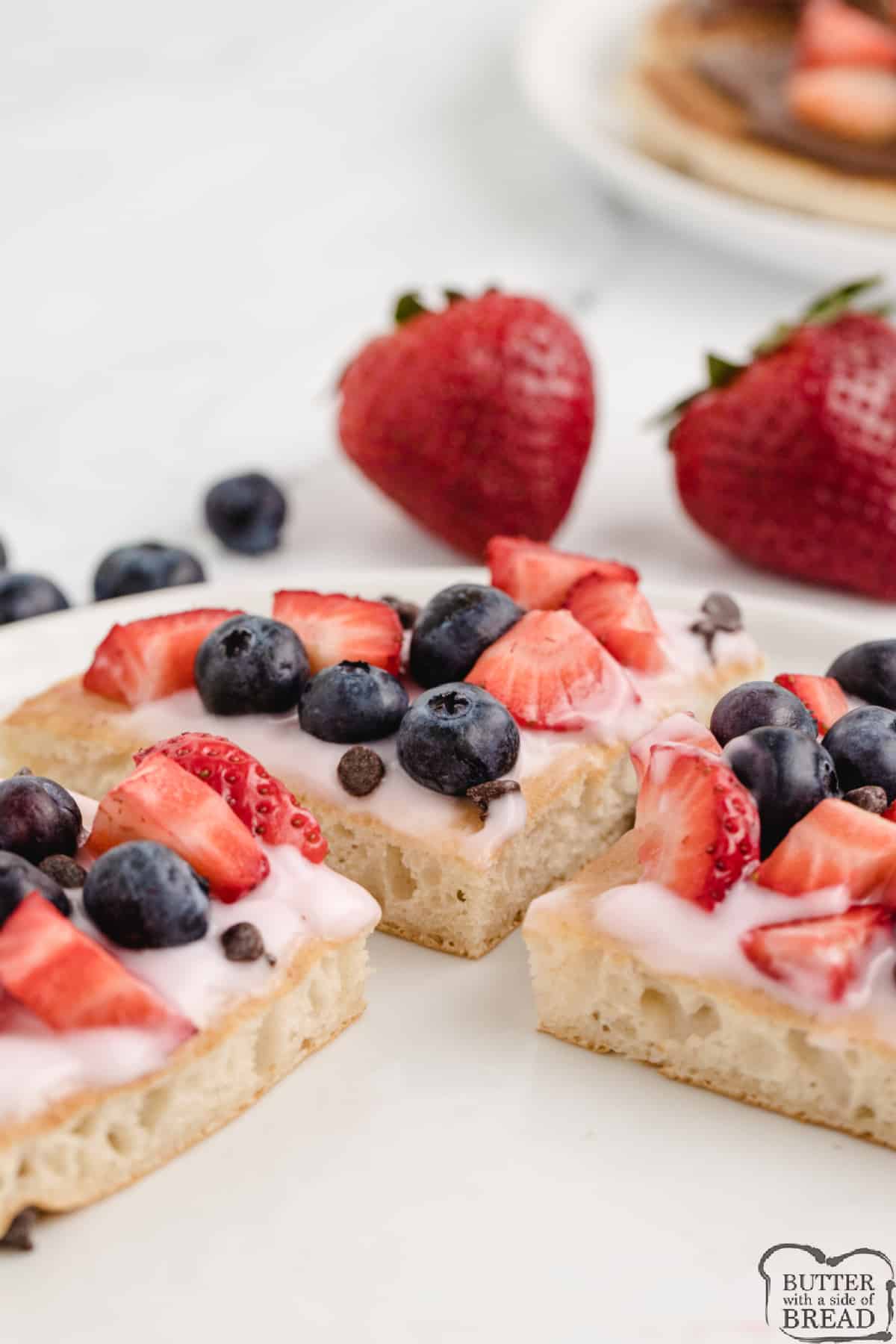 Pancake with yogurt and berries