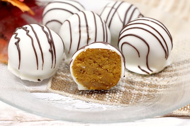 Pumpkin Spice Cake Balls are delicious little bites of pumpkin cake mixed with cream cheese frosting and then coated in white chocolate!
