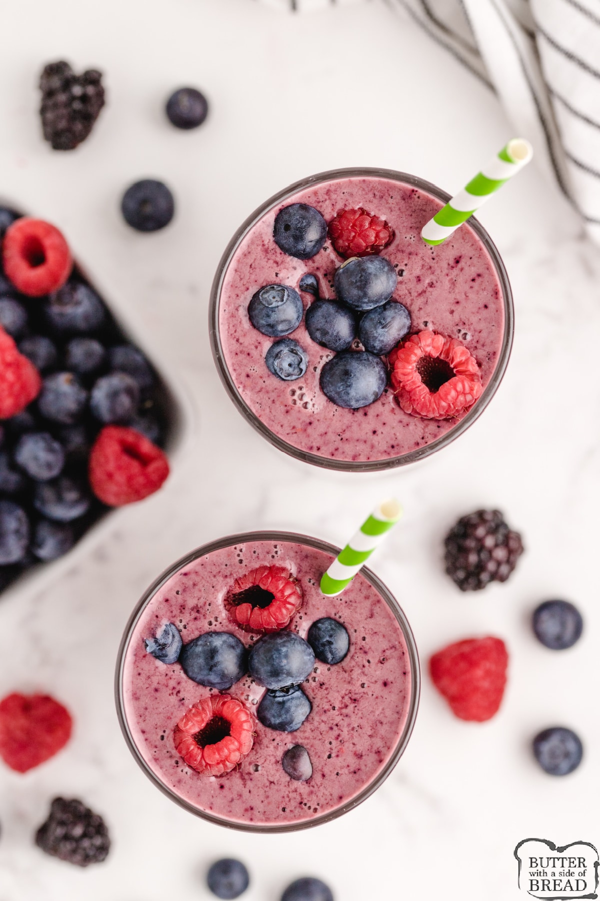 Simple smoothie recipe made with spinach and berries