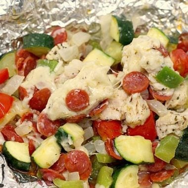 Chicken Pizza Foil Packets are full of chicken, pepperoni, veggies, seasonings and cheese and can be baked in the oven or on the grill!