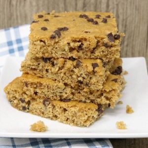 Peanut Butter Banana Bars are packed with bananas, whole wheat flour, peanut butter and chocolate chips. Perfectly sweet, filling & satisfying snack!