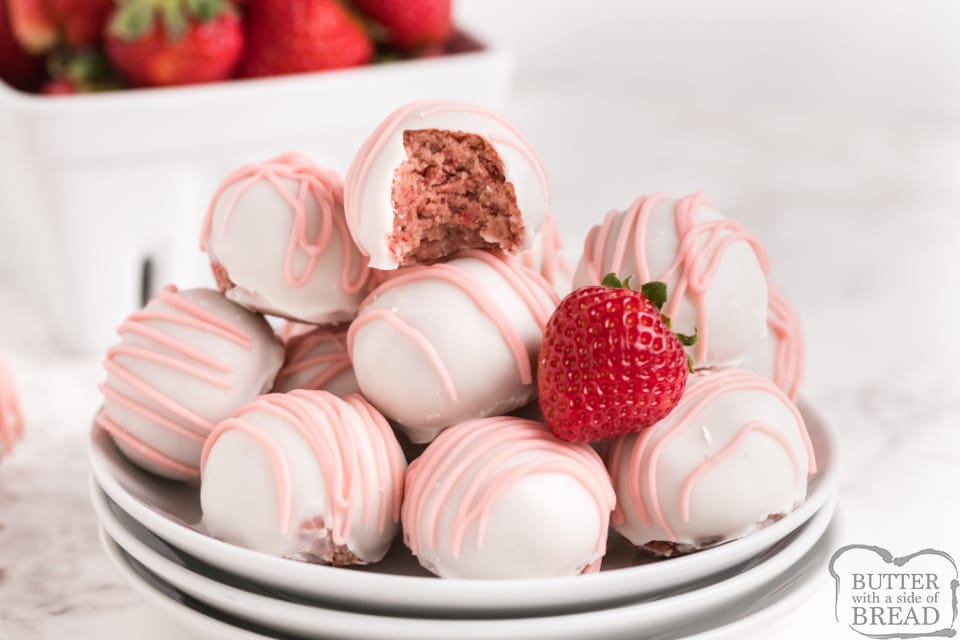 Strawberry Shortcake Oreo Balls are made in just a few minutes with dried strawberries and Golden Oreo cookies! These delicious no-bake treats are made with just 4 ingredients!
