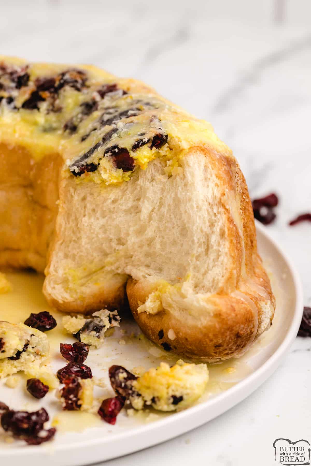 Cranberry Orange Monkey Bread made with frozen rolls, dried cranberries, instant pudding mix and orange juice. Only a few minutes to make these delicious orange pull-aparts that are perfect for fall!