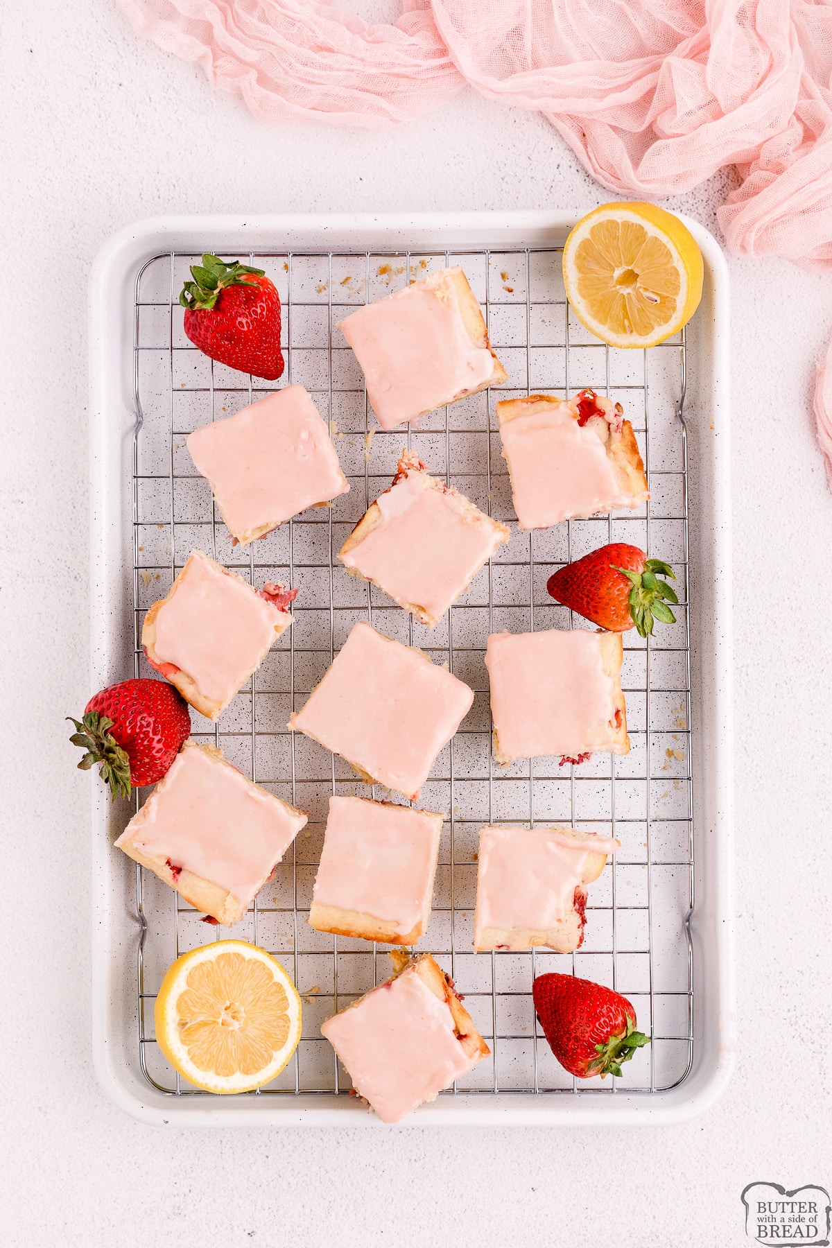 Dessert bars with strawberries and lemon