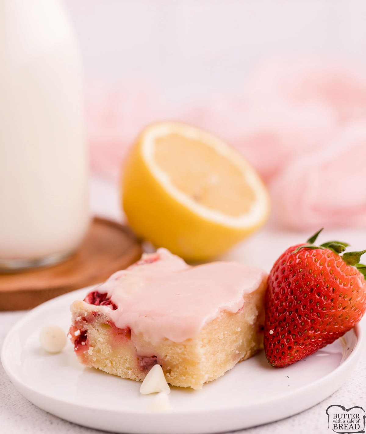 Blondies with strawberries and lemon