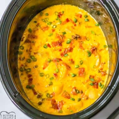 slow cooker cheeseburger soup with bacon