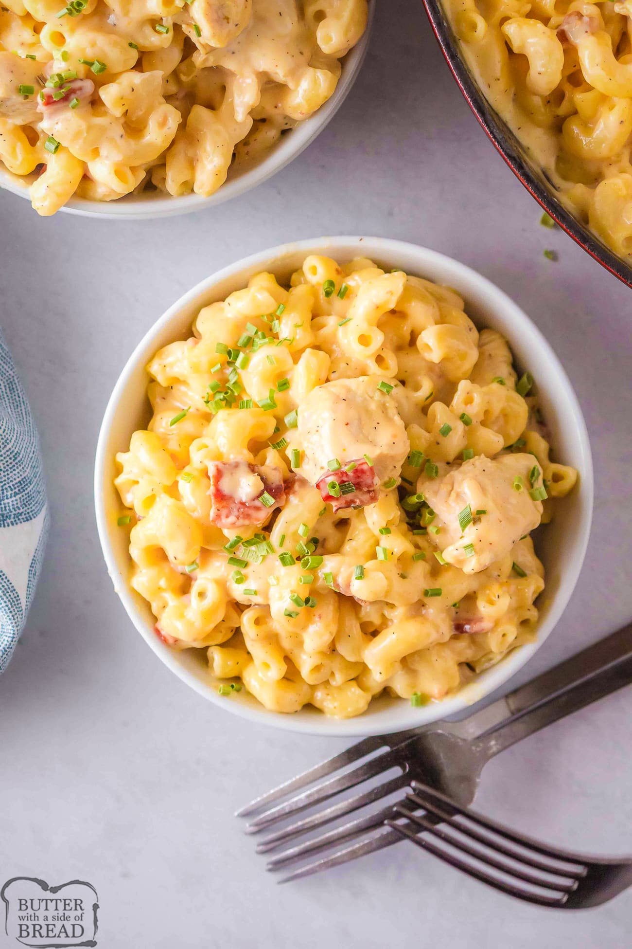 bowl of mac and cheese with ranch chicken and bacon