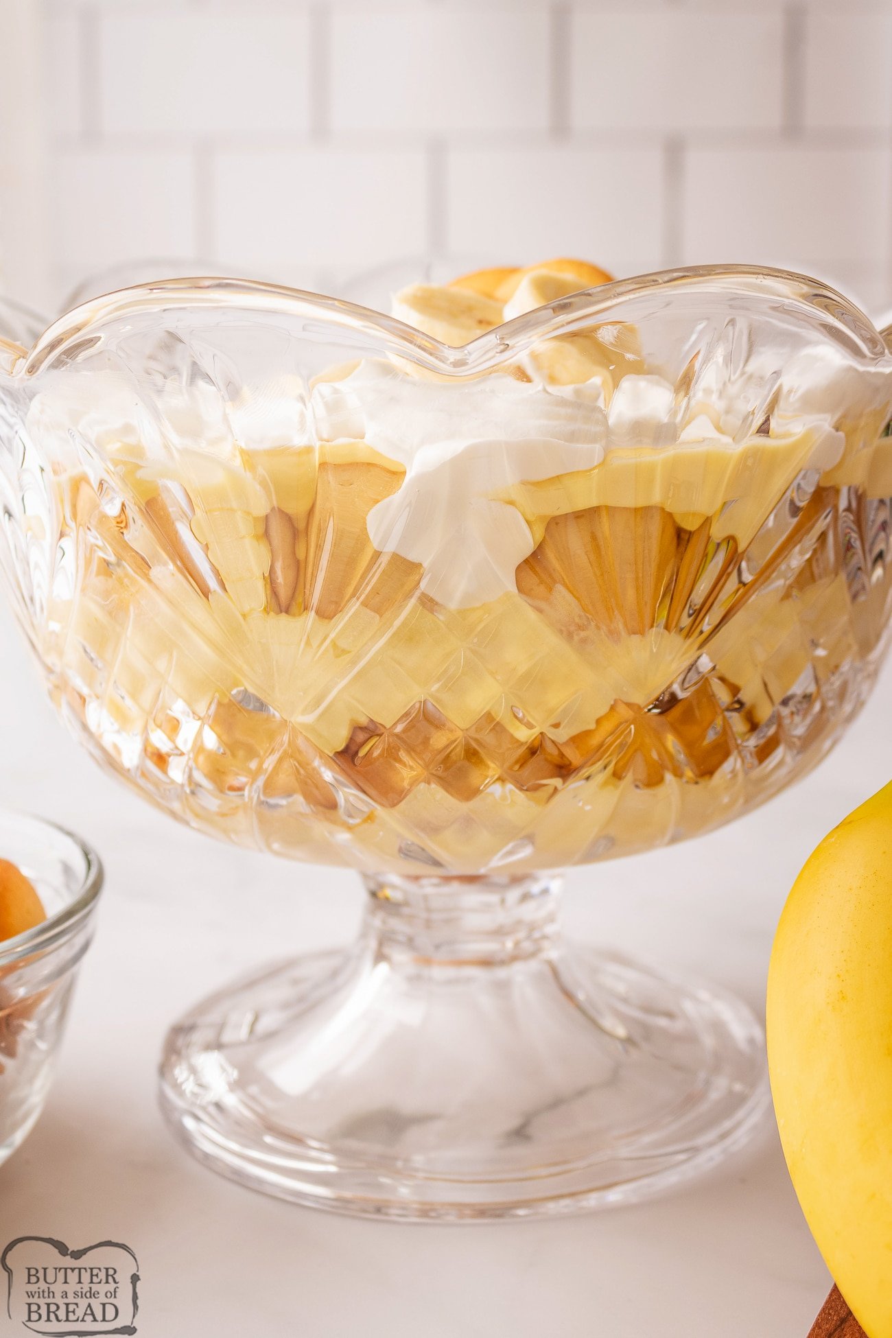trifle bowl with easy banana pudding in it