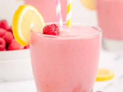 easy ice cream smoothie with raspberries and lemonade