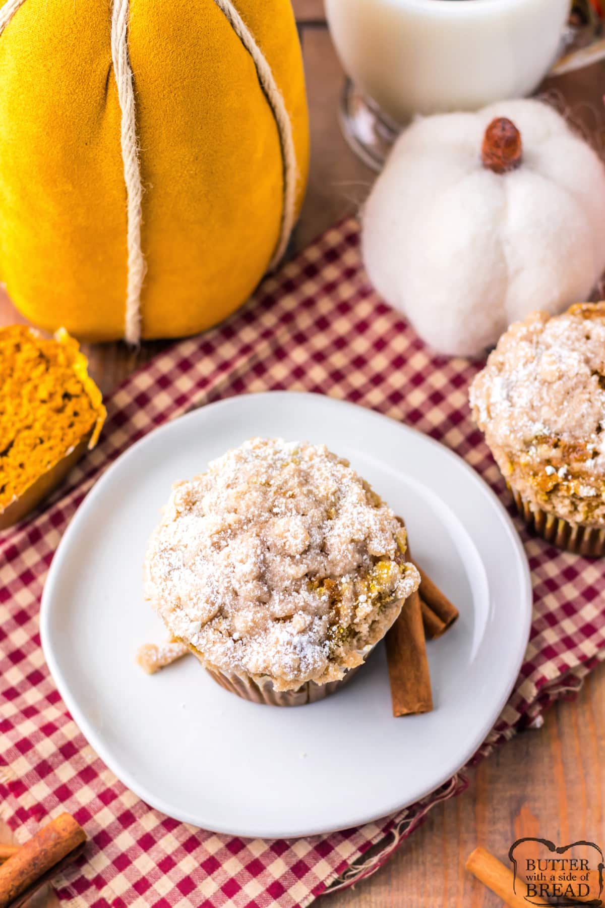 Pumpkin muffins with crumb topping.