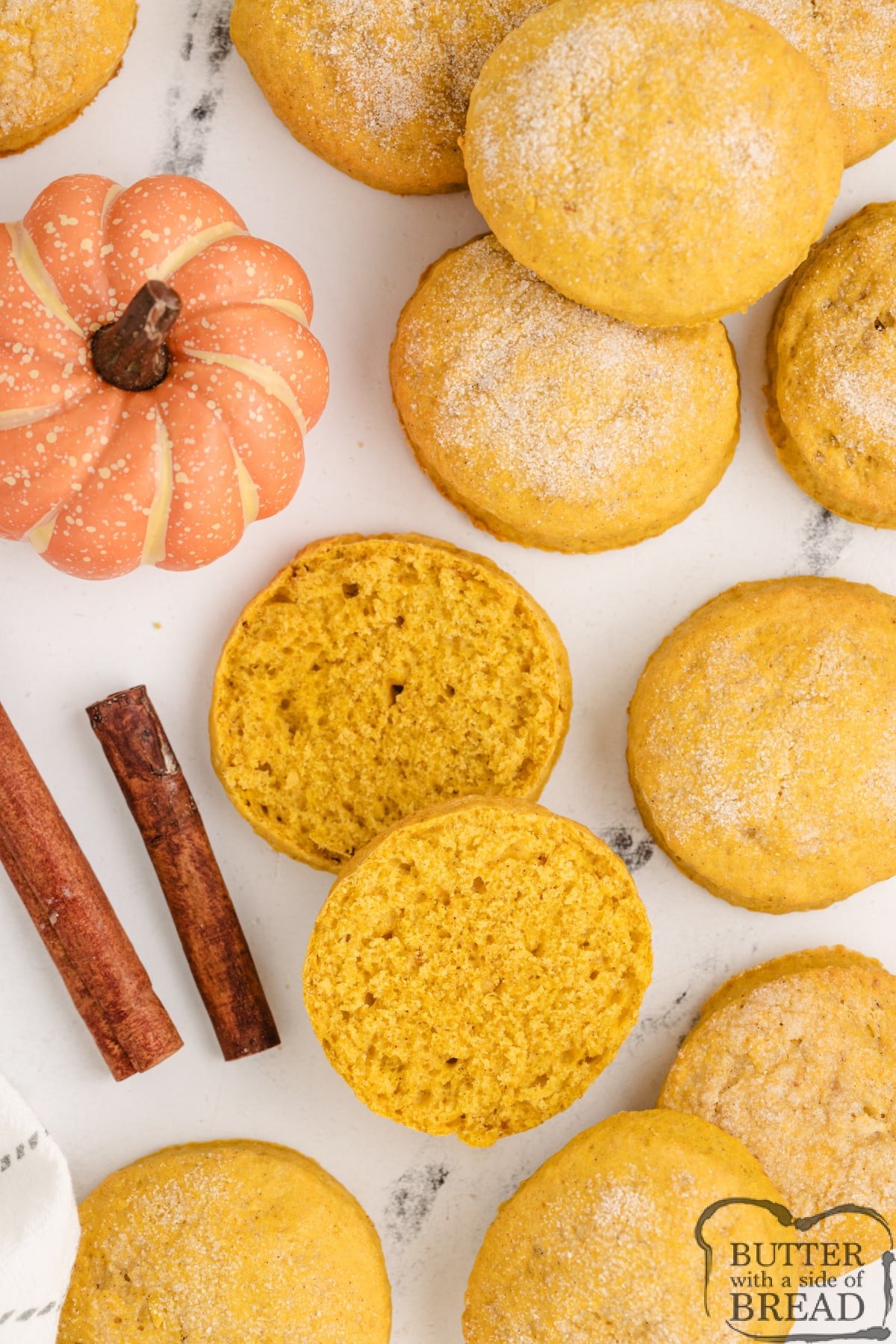 Biscuit recipe made with pumpkin and cinnamon. 