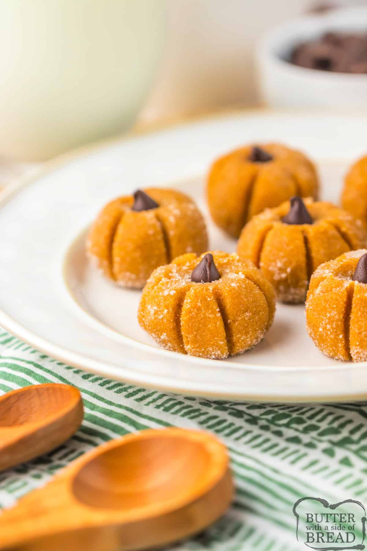 Pumpkin Fudge Truffles are delicious and easy to make in less than 20 minutes. A sweet no-bake pumpkin fudge recipe that is spiced with cinnamon and shaped into pumpkins, making it perfect for fall!