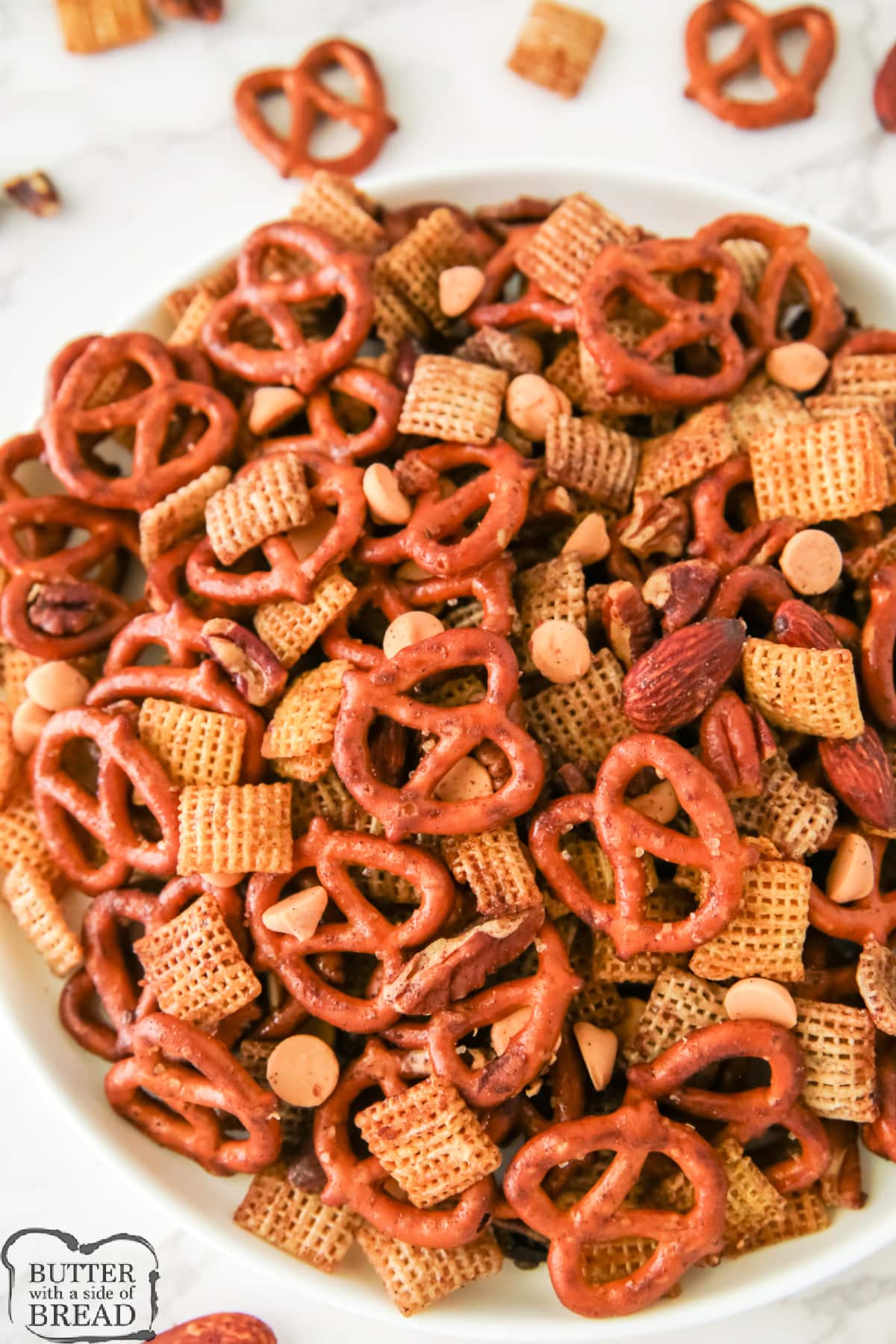 Snack mix recipe with Chex, pretzels, and pumpkin spice.