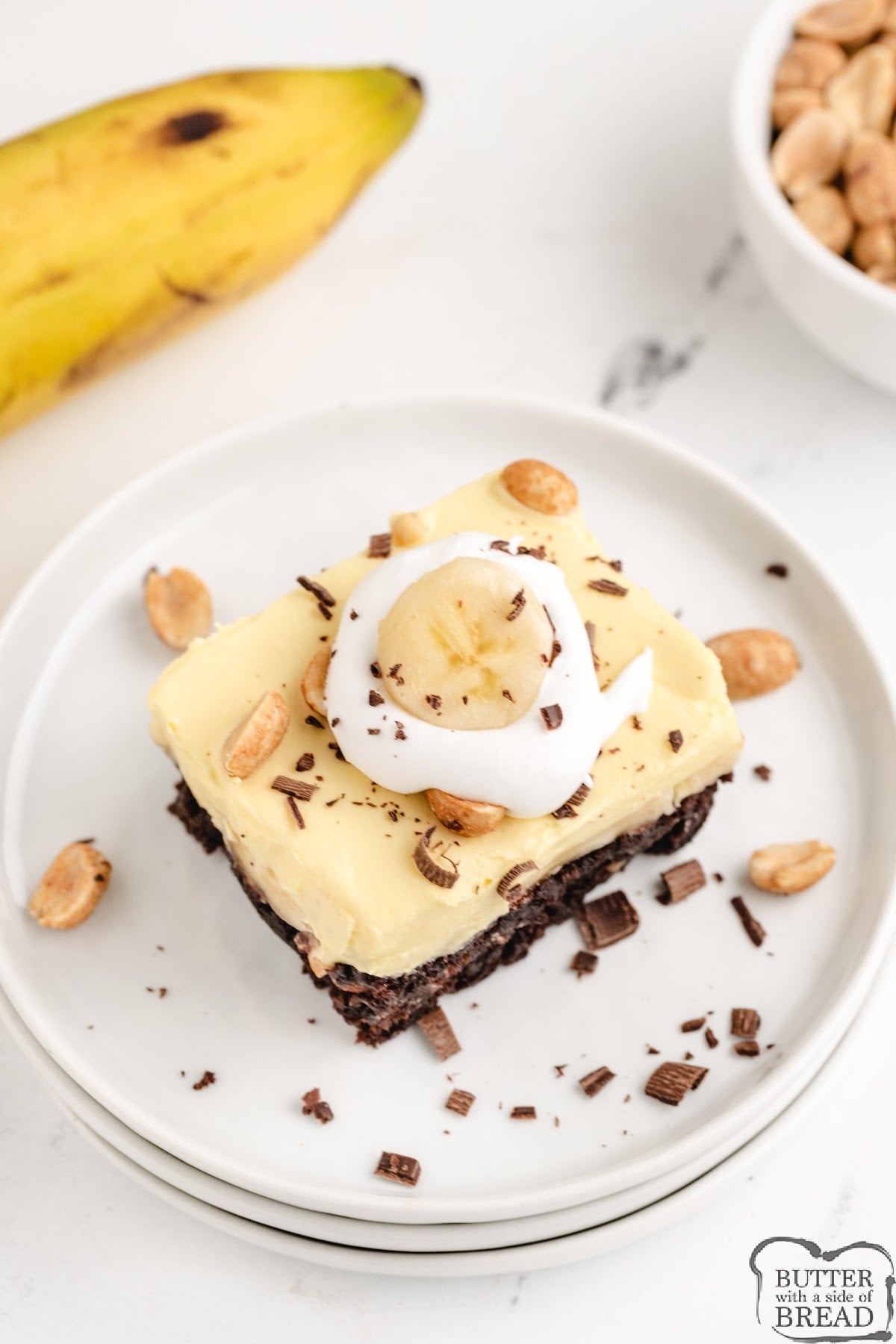 Brownie topped with vanilla pudding layer, sliced bananas, and peanuts. 